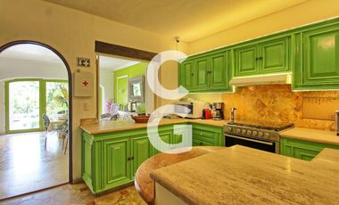 Casa en Venta en Cancún en Zona Hotelera con 6 Habitaciones y Alberca