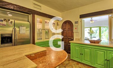 Casa en Venta en Cancún en Zona Hotelera con 6 Habitaciones y Alberca