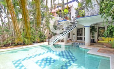 Casa en Venta en Cancún en Zona Hotelera con 6 Habitaciones y Alberca