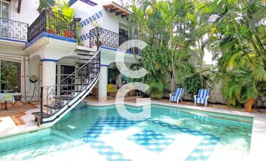 Casa en Venta en Cancún en Zona Hotelera con 6 Habitaciones y Alberca