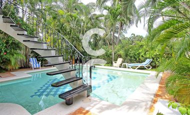 Casa en Venta en Cancún en Zona Hotelera con 6 Habitaciones y Alberca