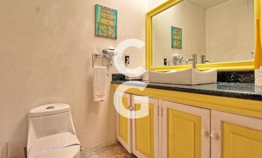Casa en Venta en Cancún en Zona Hotelera con 6 Habitaciones y Alberca