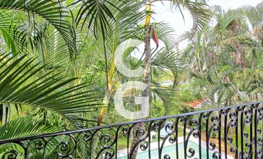 Casa en Venta en Cancún en Zona Hotelera con 6 Habitaciones y Alberca