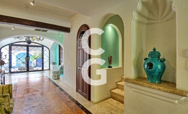 Casa en Venta en Cancún en Zona Hotelera con 6 Habitaciones y Alberca