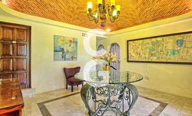 Casa en Venta en Cancún en Zona Hotelera con 6 Habitaciones y Alberca