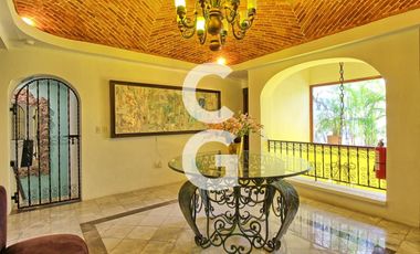 Casa en Venta en Cancún en Zona Hotelera con 6 Habitaciones y Alberca