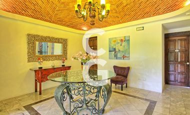 Casa en Venta en Cancún en Zona Hotelera con 6 Habitaciones y Alberca