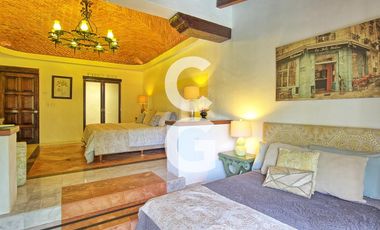 Casa en Venta en Cancún en Zona Hotelera con 6 Habitaciones y Alberca