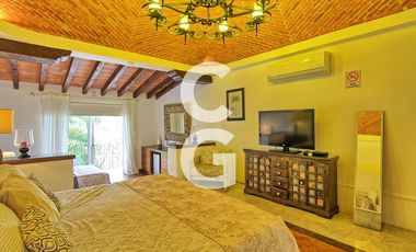 Casa en Venta en Cancún en Zona Hotelera con 6 Habitaciones y Alberca