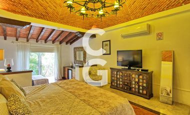 Casa en Venta en Cancún en Zona Hotelera con 6 Habitaciones y Alberca