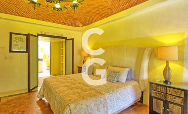 Casa en Venta en Cancún en Zona Hotelera con 6 Habitaciones y Alberca