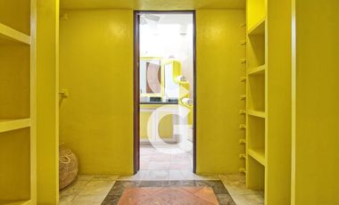 Casa en Venta en Cancún en Zona Hotelera con 6 Habitaciones y Alberca