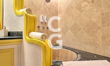 Casa en Venta en Cancún en Zona Hotelera con 6 Habitaciones y Alberca