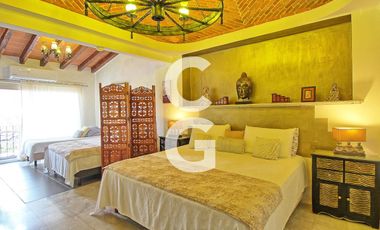 Casa en Venta en Cancún en Zona Hotelera con 6 Habitaciones y Alberca