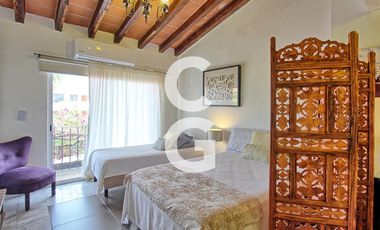 Casa en Venta en Cancún en Zona Hotelera con 6 Habitaciones y Alberca