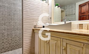 Casa en Venta en Cancún en Zona Hotelera con 6 Habitaciones y Alberca
