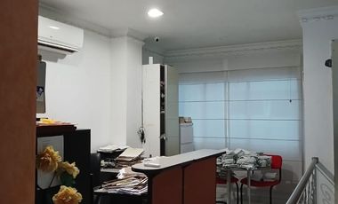EDIFICIO EN ARRIENDO- MANGA