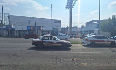 SE VENDE EXCELENTE PLAZA COMERCIAL CON 9 LOCALES  EN AV. CUAHUTEMOC
