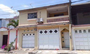 ¡Oportunidad, casa en venta en Samanes 7!