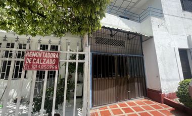 VENDO CASA COMERCIAL - 2 LOCALES COMERCIALES  SOBRE AVENIDA PRINCIPAL DEL BOSQUE