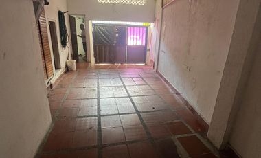 VENDO CASA COMERCIAL - 2 LOCALES COMERCIALES  SOBRE AVENIDA PRINCIPAL DEL BOSQUE