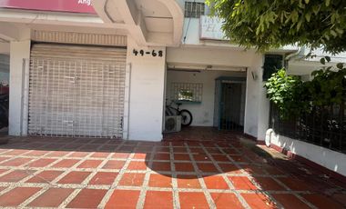 VENDO CASA COMERCIAL - 2 LOCALES COMERCIALES  SOBRE AVENIDA PRINCIPAL DEL BOSQUE