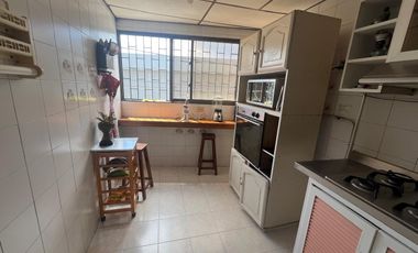 VENDO CASA COMERCIAL - 2 LOCALES COMERCIALES  SOBRE AVENIDA PRINCIPAL DEL BOSQUE