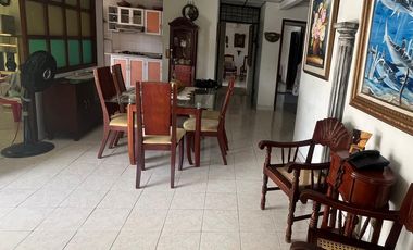 VENDO CASA COMERCIAL - 2 LOCALES COMERCIALES  SOBRE AVENIDA PRINCIPAL DEL BOSQUE