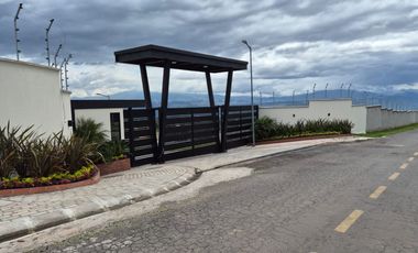 EN CHECA. DE VENTA HERMOSO TERRENO 2096 m2. EN URBANIZACIÓN CERRADA