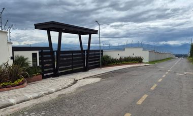EN CHECA. DE VENTA HERMOSO TERRENO 2096 m2. EN URBANIZACIÓN CERRADA