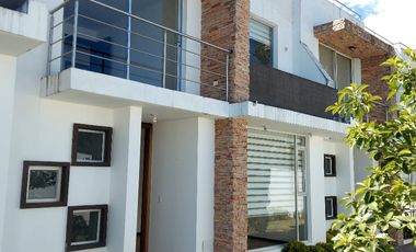 DE VENTA BONITA CASA EN TUMBACO,  SECTOR SANTA ROSA