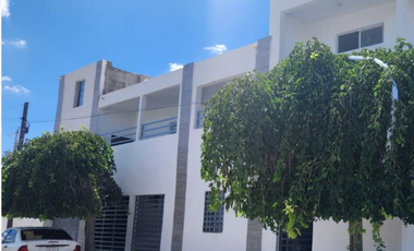 Casa en venta con tres departamentos en segundo piso en Fracc. Oasis Revolución