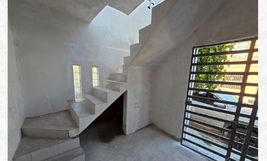 Casa en venta con tres departamentos en segundo piso en Fracc. Oasis Revolución