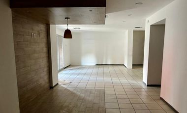 Excelente Local Comercial en Venta con estacionamiento