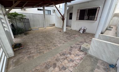 En venta casa rentera en urb.Acapulco, via data Posorja en Playas. (TH)