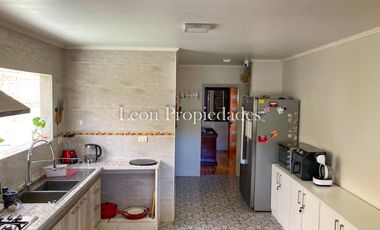 Leon Propiedades vende o arrienda con compromiso de compra, parcela con casa en sector el Pangal, Curacaví.