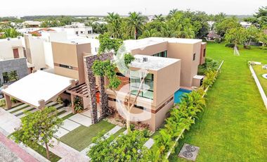 Casa en Venta en Cancun en Residencial Lagos del Sol con Alberca