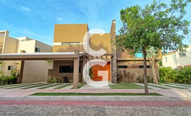 Casa en Venta en Cancun en Residencial Lagos del Sol con Alberca