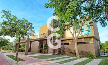 Casa en Venta en Cancun en Residencial Lagos del Sol con Alberca