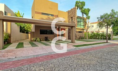 Casa en Venta en Cancun en Residencial Lagos del Sol con Alberca