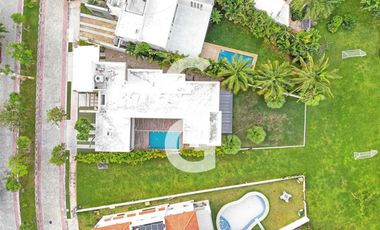 Casa en Venta en Cancun en Residencial Lagos del Sol con Alberca