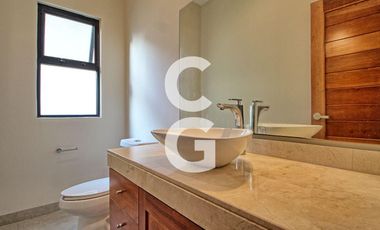 Casa en Venta en Cancun en Residencial Lagos del Sol con Alberca