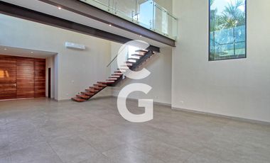 Casa en Venta en Cancun en Residencial Lagos del Sol con Alberca