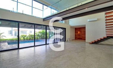 Casa en Venta en Cancun en Residencial Lagos del Sol con Alberca