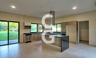 Casa en Venta en Cancun en Residencial Lagos del Sol con Alberca