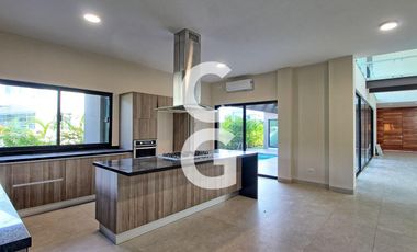 Casa en Venta en Cancun en Residencial Lagos del Sol con Alberca