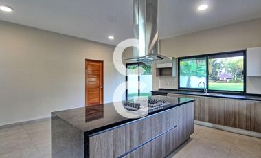 Casa en Venta en Cancun en Residencial Lagos del Sol con Alberca