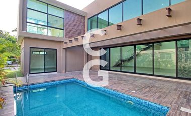Casa en Venta en Cancun en Residencial Lagos del Sol con Alberca