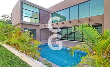 Casa en Venta en Cancun en Residencial Lagos del Sol con Alberca