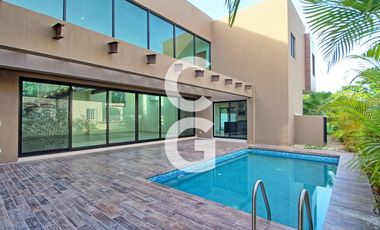 Casa en Venta en Cancun en Residencial Lagos del Sol con Alberca